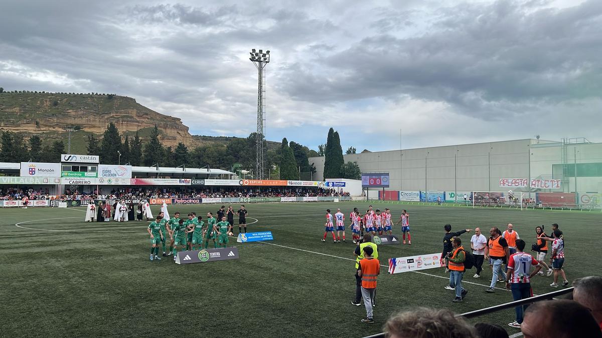 Imagen de los instantes previos al comienzo del partido entre el Monzón y el Cuarte.