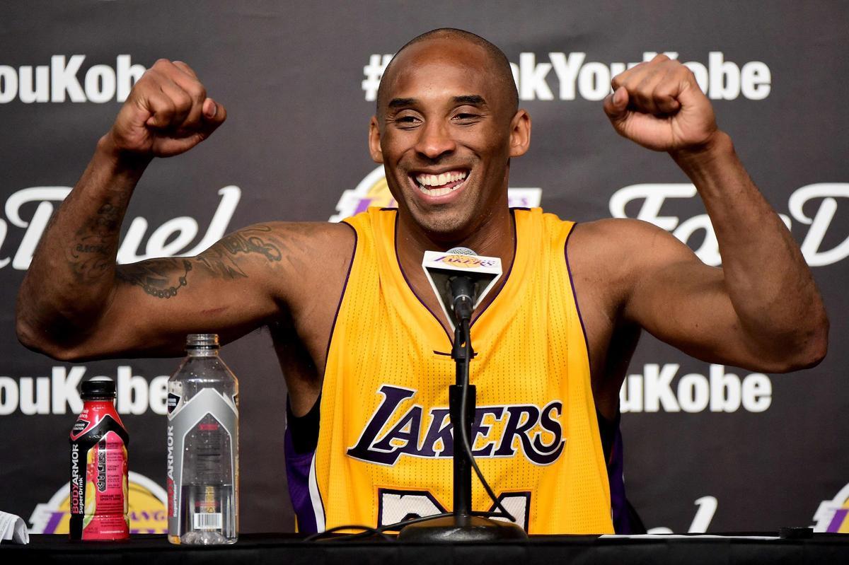Kobe Bryant, tras jugar su último partido con los Lakers el 13 de abril de 2016.