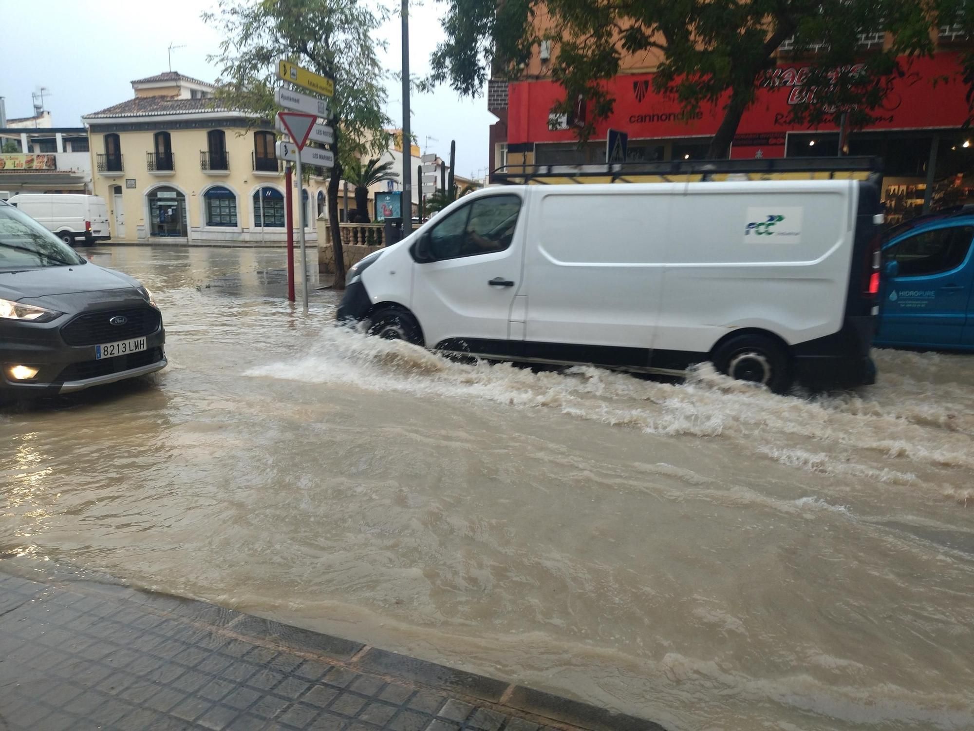 Una impresionante tromba de agua inunda calles y atrapa coches en Dénia