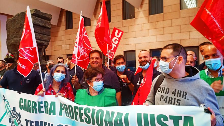 UGT y CCOO se concentran en apoyo a los trabajadores de mantenimiento del Hospital Reina Sofía de Córdoba