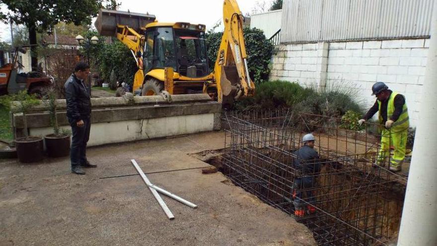 Brey supervisa las obras iniciadas en días pasados para la instalación del ascensor.