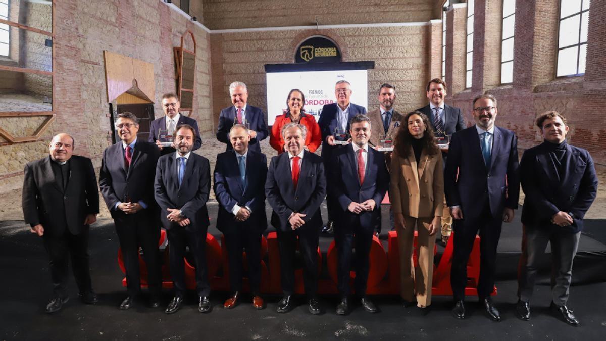 Foto de familia de premiados y autoridades.