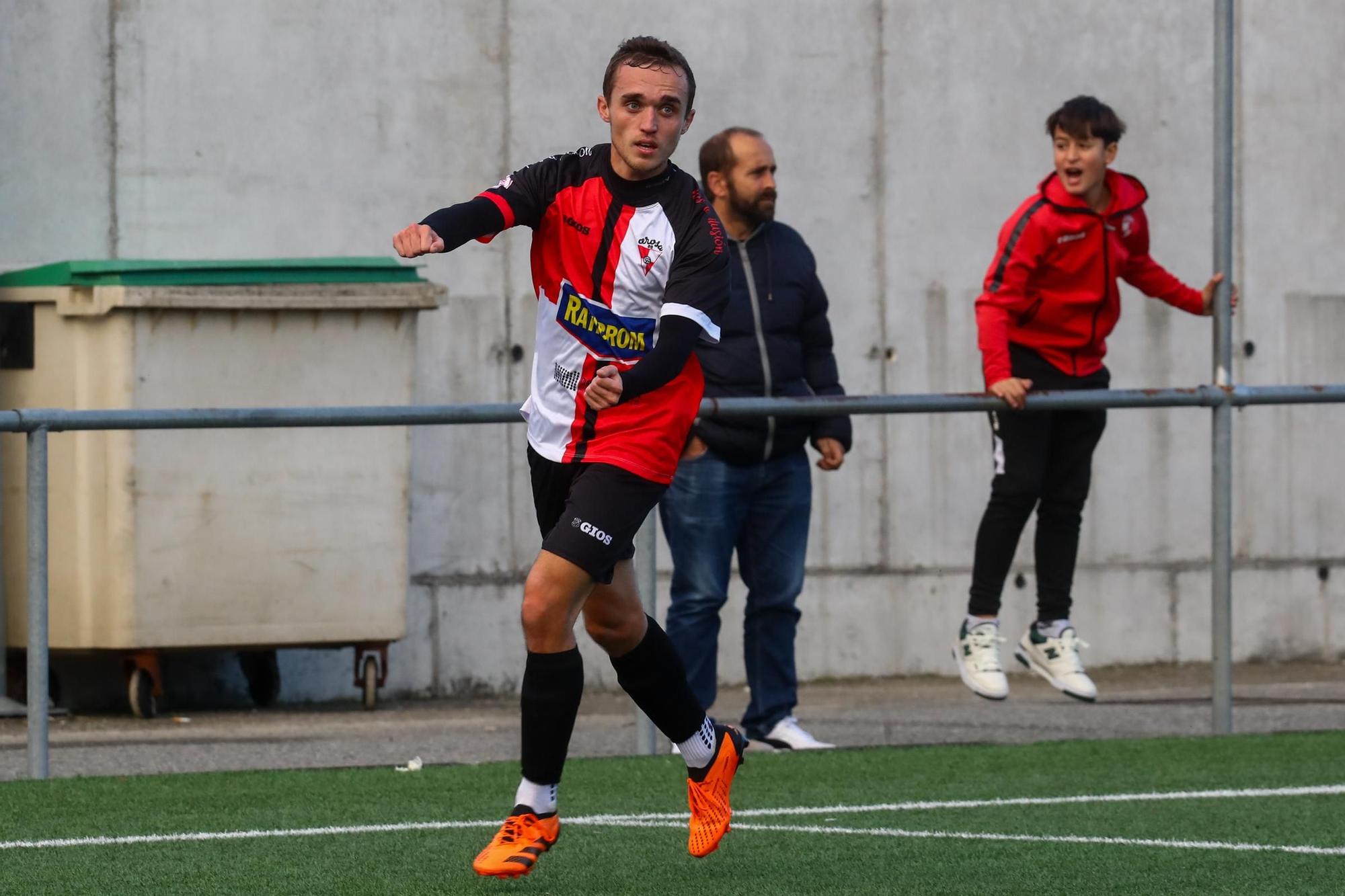 Las mejores imágenes de la victoria del Arosa ante la Unión Deportiva Ourense (1-0)