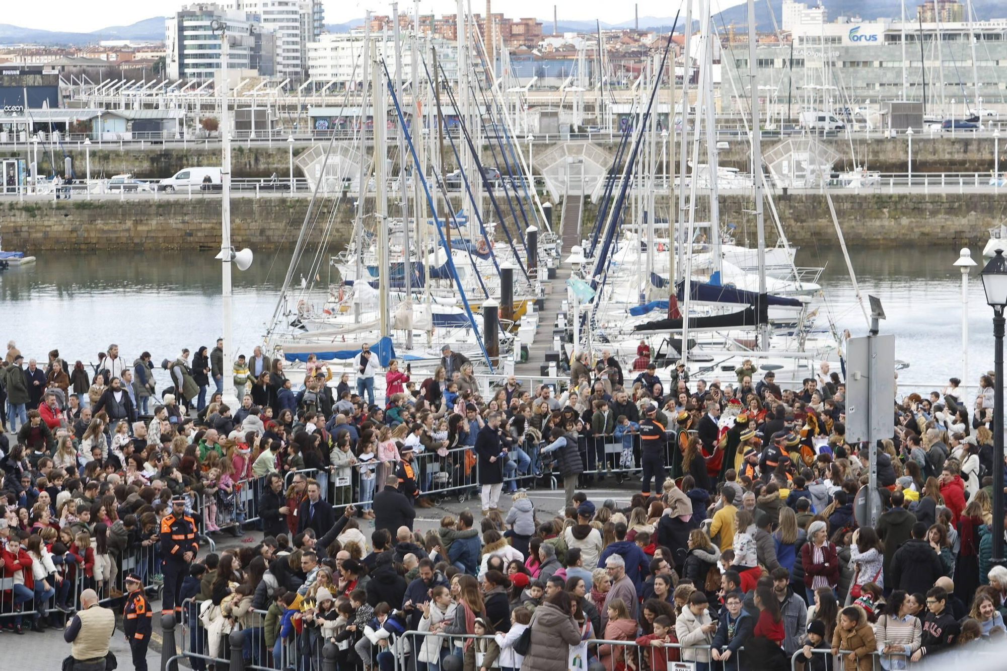 En imágenes: Los Reyes Magos desembarcan en Gijón