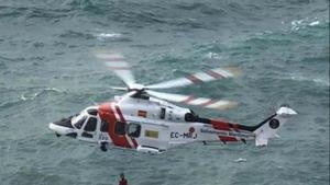 El helicóptero de Salvamento Marítimo rescató a varios heridos.