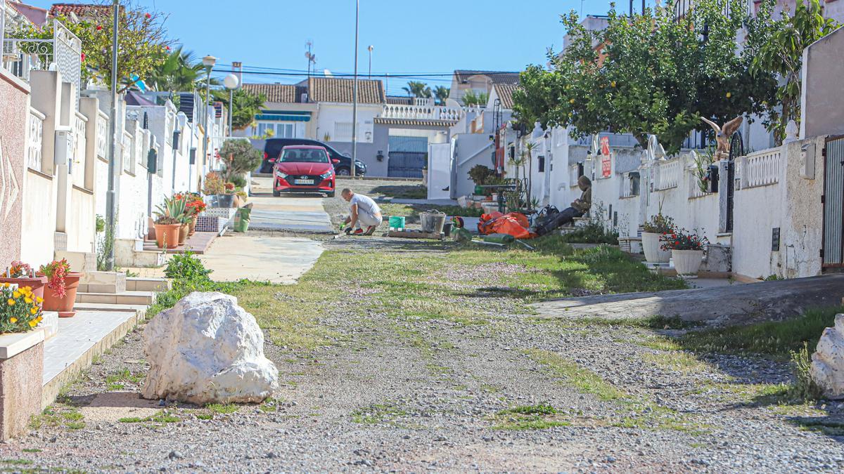 Una de las calles interiores sin asfaltar de La Siesta-San Luis -en la zona de la avenida Adradas con Deva- donde cada uno de los propietarios se adapta el acceso por su cuenta