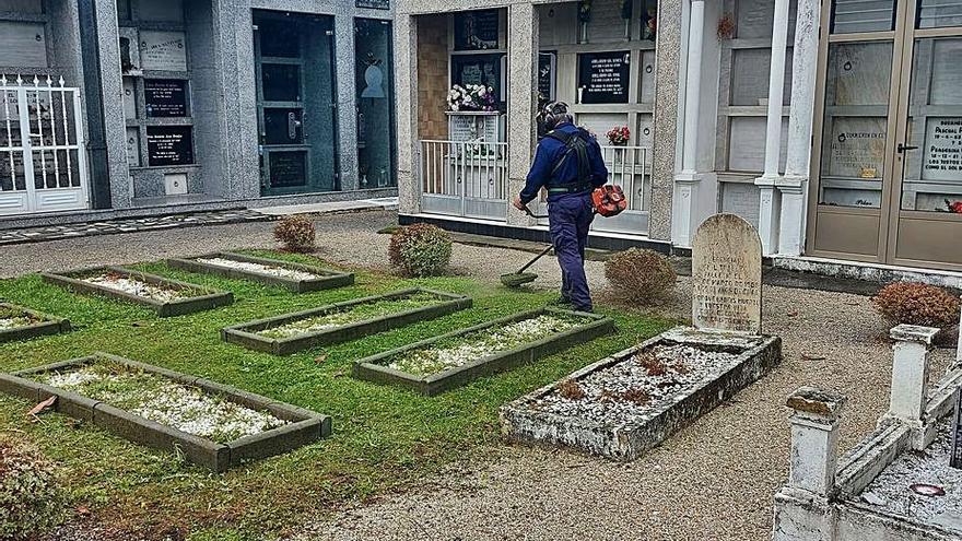 Trabajos de jardinería en un cementerio de Marín.   | // FDV