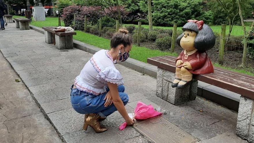 Los ovetenses se despiden de Quino ante la estatua de Mafalda