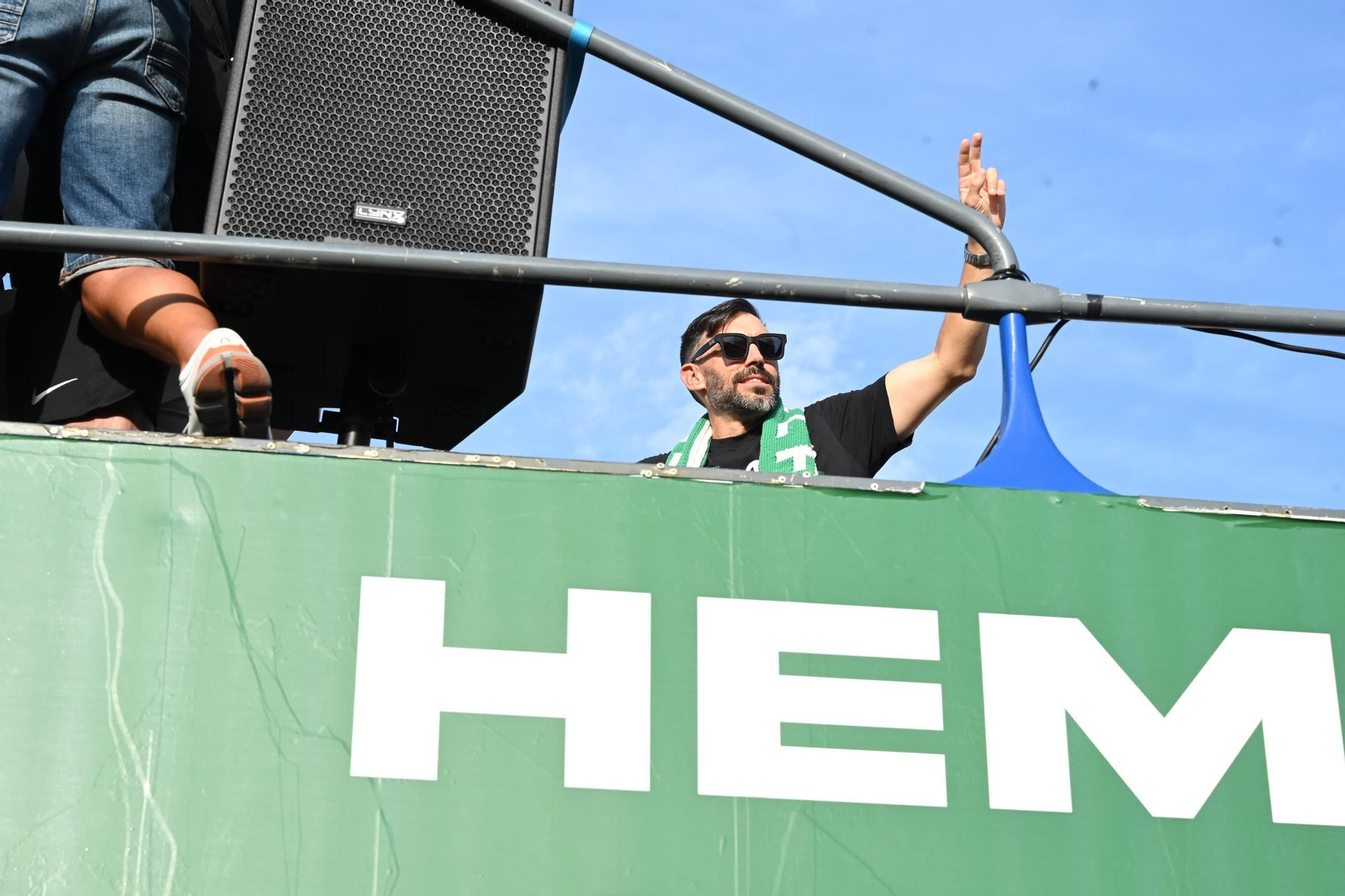 El Elche CF celebra el ascenso a Primera con una rúa en autobús hasta la Plaça de Baix