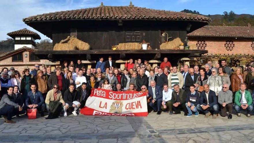 Los componentes de la peña La Cueva, junto a Canella y Nacho Méndez, ayer, en Cangas de Onís.