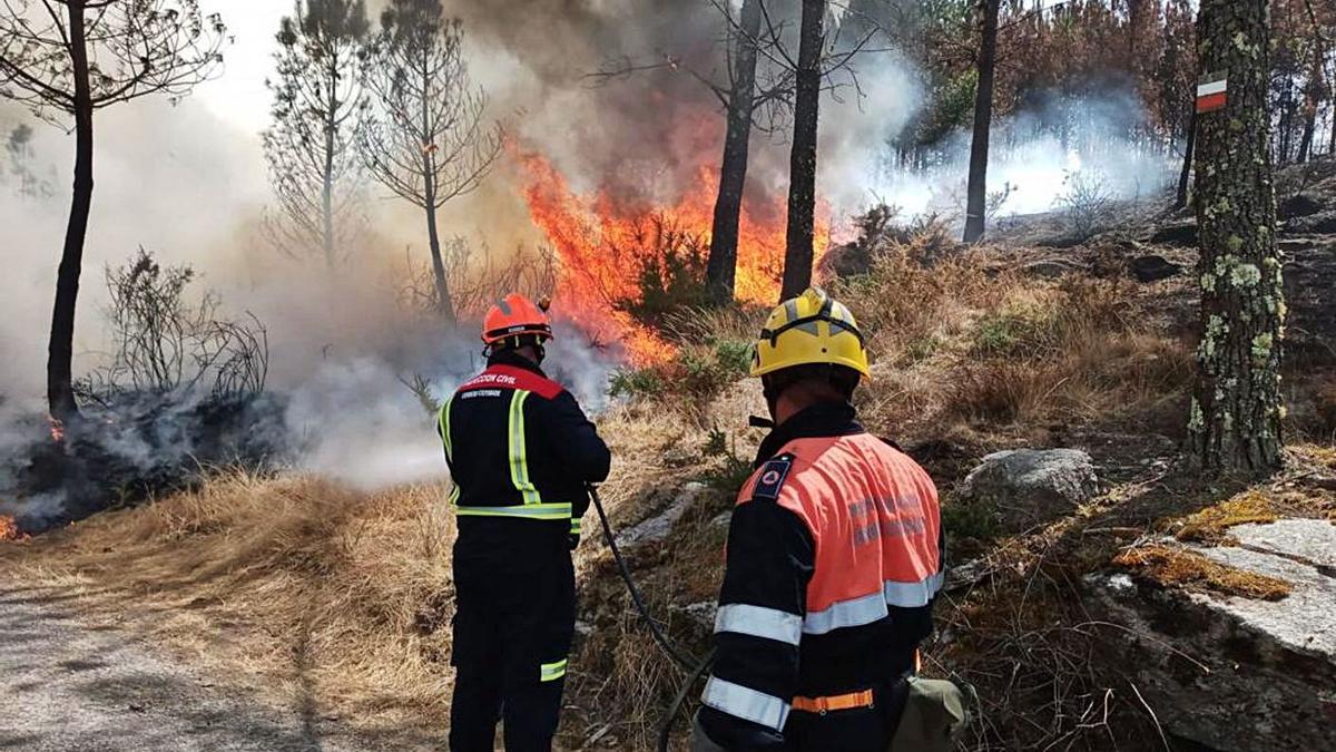 Efectivos de Protección Civil de Cerdedo-Cotobade, extinguiendo un fuego | .