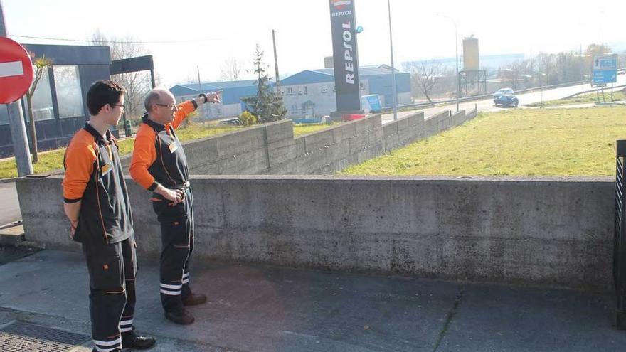 Enrique Sánchez (izquierda) y Magin Caballero señalan la zona donde se producen las retenciones.