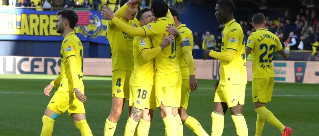 El Villarreal celebra el agónico triunfo ante el Girona en el minuto 100.