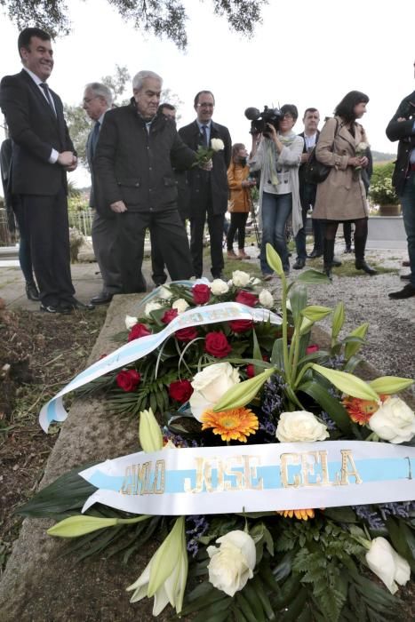 Una ofrenda floral honra a Cela en su centenario