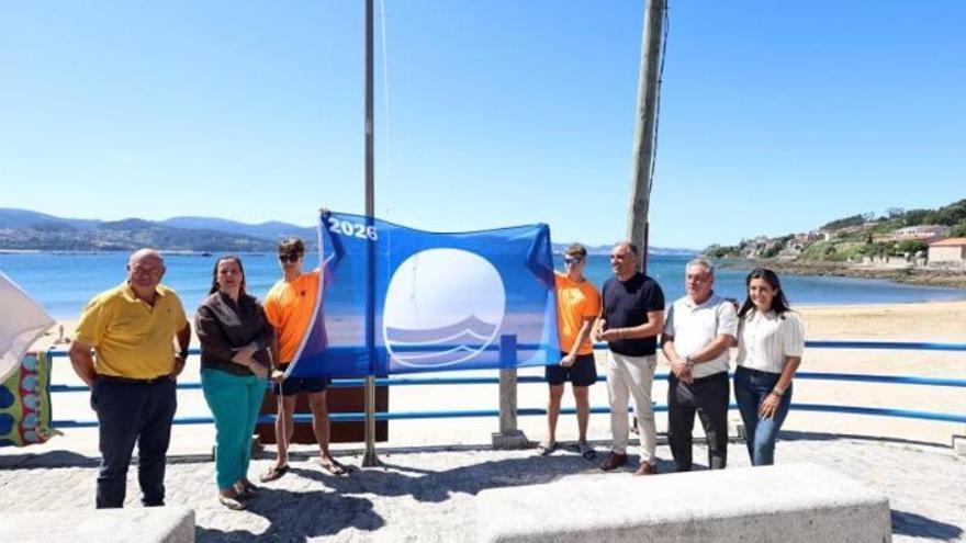Izado de la bandera azul en la playa de O Laño, en Poio.