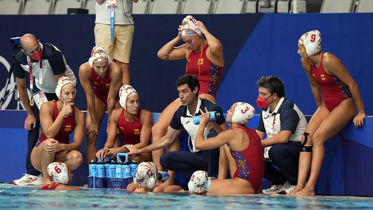 Miki Oka, seleccionador de waterpolo, se dirige a sus jugadoras en un tiempo muerto en Tokio.