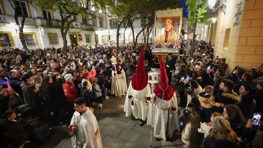EN VÍDEO | ... y las mujeres desfilaron en Las Descalzas en Badajoz