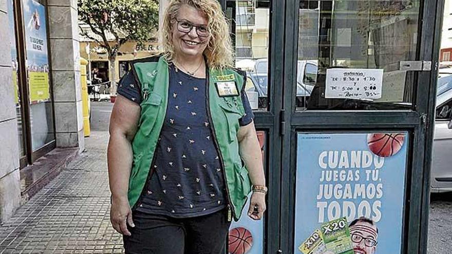 La vendedora del cupón premiado en el estand de la ONCE.