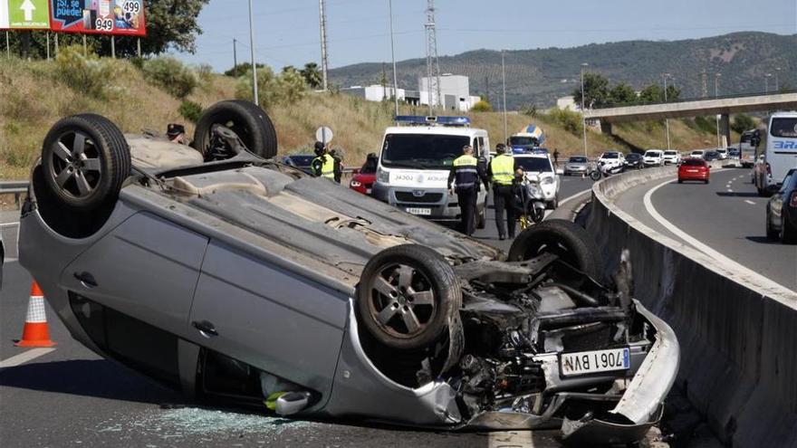 Un herido leve al volcar un turismo en un aparatoso accidente