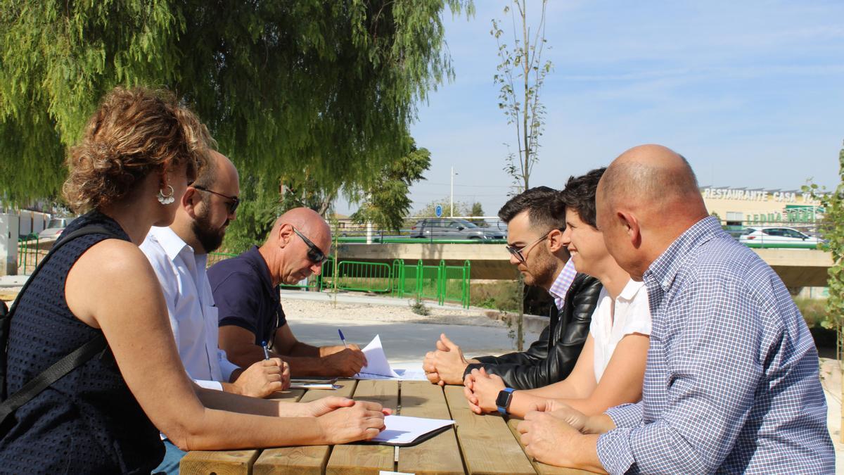 El alcalde Fran Martínez recepcionando la obra en la zona de picnic creada junto al río Vinalopó.