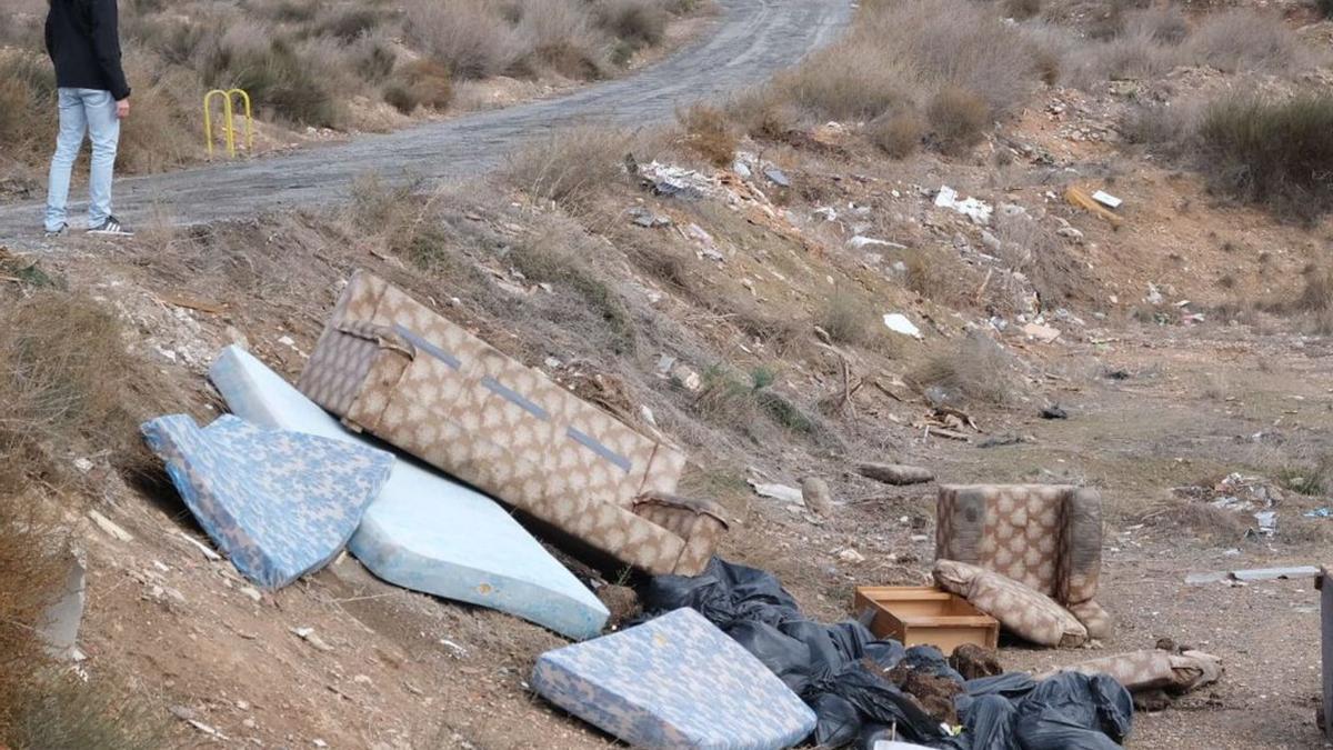 Muebles y colchones en la cuneta y suciedad en el río Vinalopó. | ÁXEL ÁLVAREZ