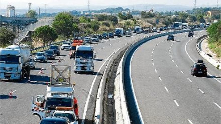 Un camió de pinso bolca a Vilafant i provoca sis hores de caos a l&#039;autopista