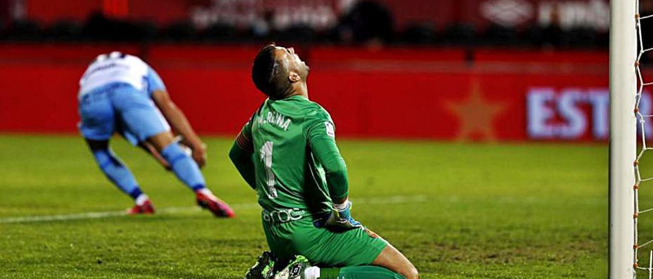 Reina lamenta el gol de Chavarría ayer en Son Moix.