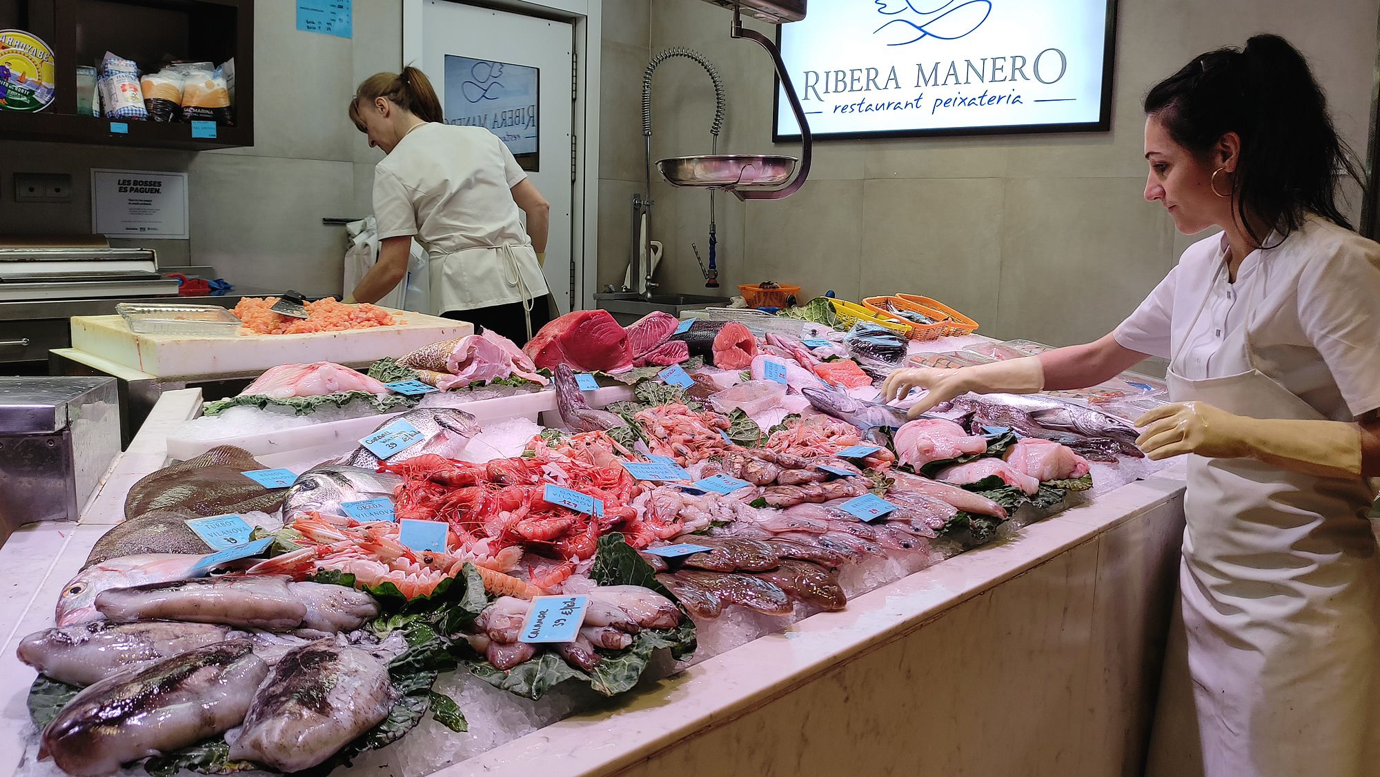 Irene Centelles prepara el género en la sección de pescadería de Ribera Manero.
