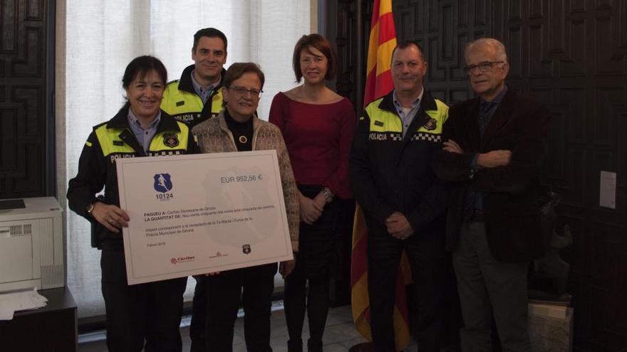 Girona lliura a Càritas 952 euros obtinguts a la cursa de la policia