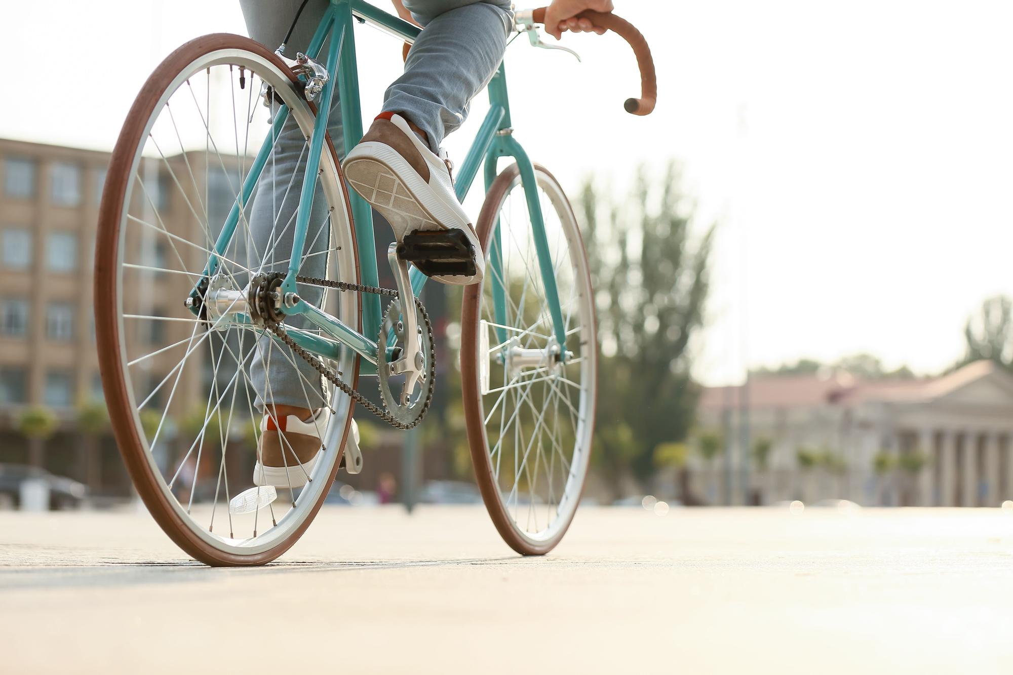 Un joven en bicicleta.