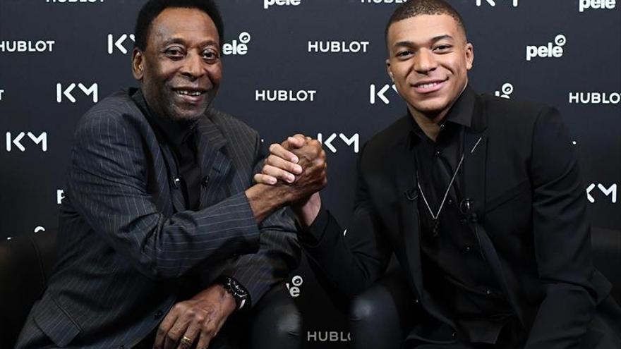 Pelé, ingresado en París tras un acto con Mbappé