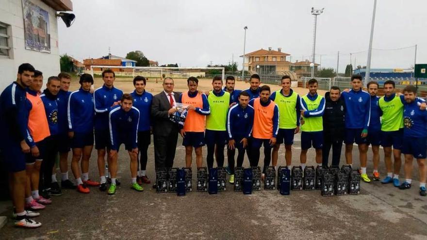 La plantilla recibe como obsequio los vinos que llevan el nombre del club