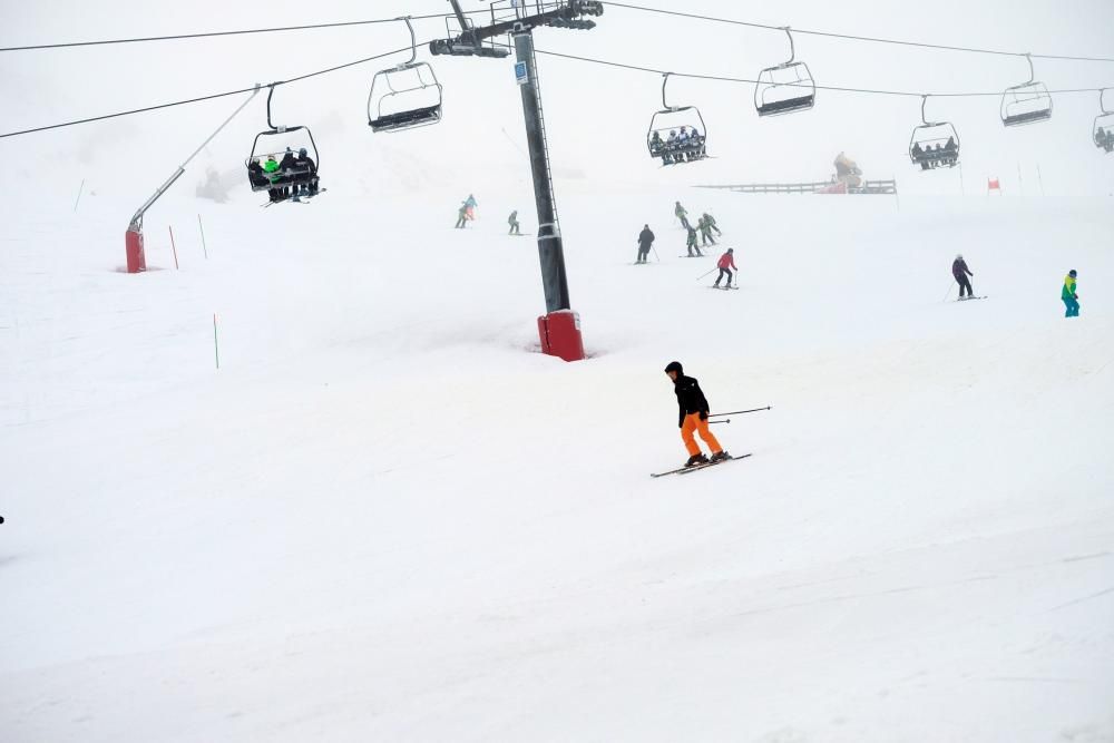 Multitud de esquiadores en Pajares en el domingo tras el temporal de nieve.
