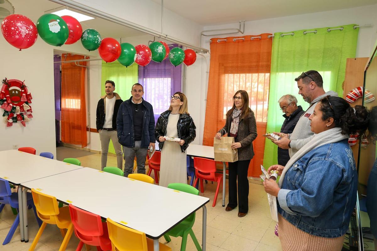 Rosa Medina, en el centro, durante la visita al colegio de La Torrecilla.