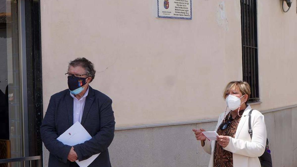El alcalde y la concejala Tere Andreu, en el homenaje.