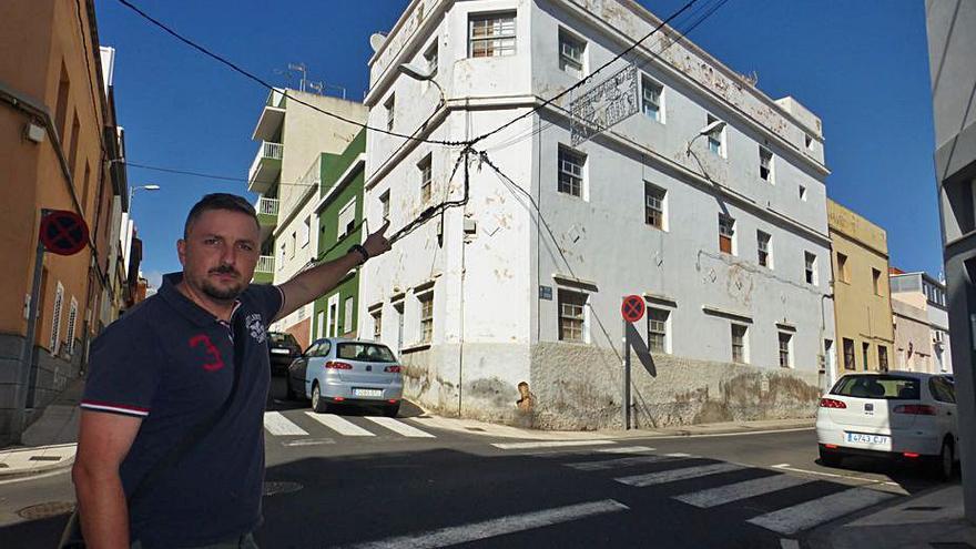 Juan Luis Marín, junto al edificio, en 2016.