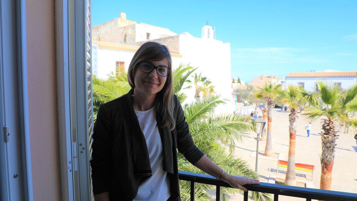 La gerente de la Pimef posa en el balcón de la sede con la iglesia de Sant Francesc de fondo.