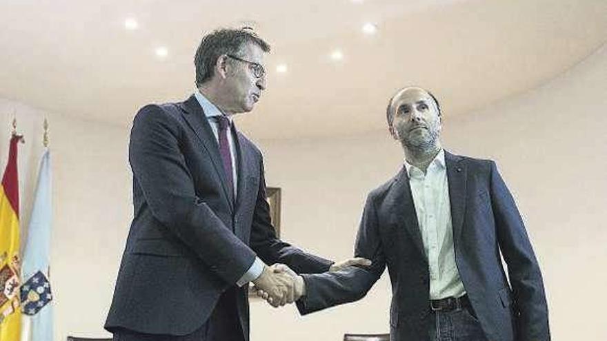 Feijóo y Jácome se saludan, antes de la reunión. // Brais Lorenzo