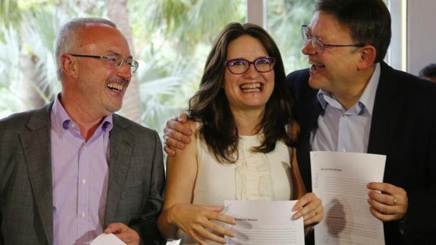 Montiel, Oltra y Puig, con el pacto ya firmado.