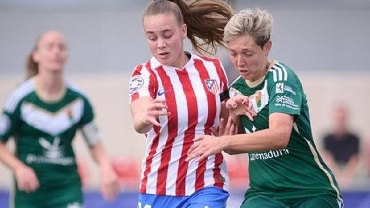 Sara Rubio disputa el balón con una jugadora del Atlético B el sábado.