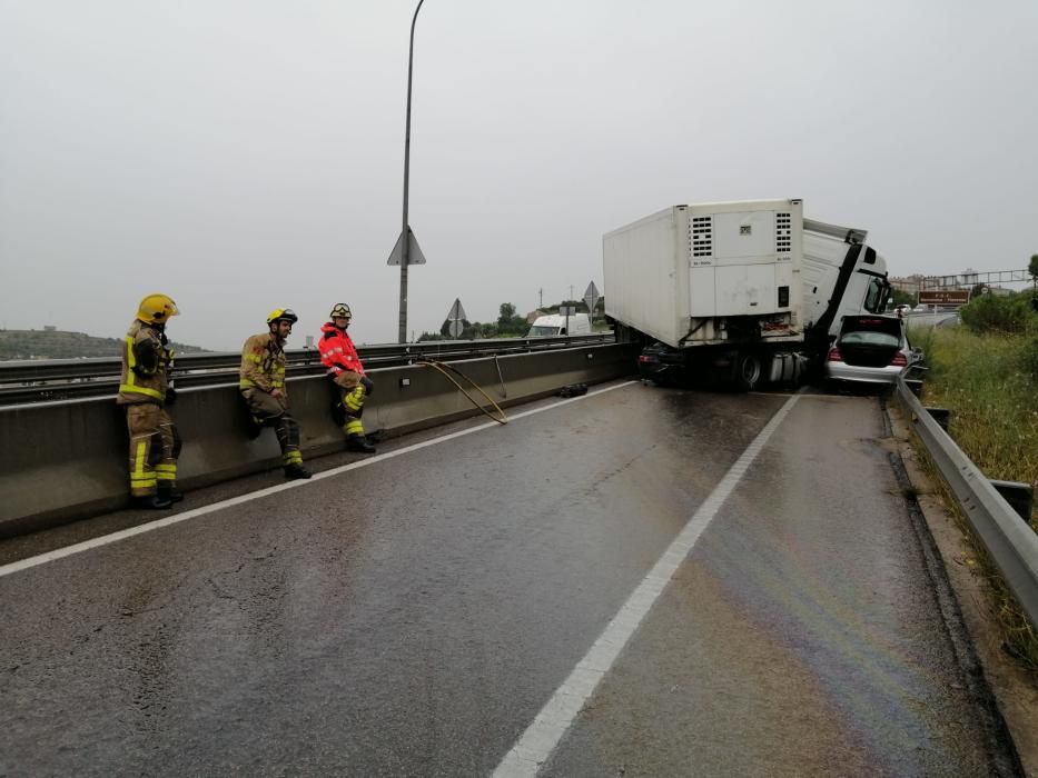 Un camió i un turisme s'accidenten a la C-55, a Manresa