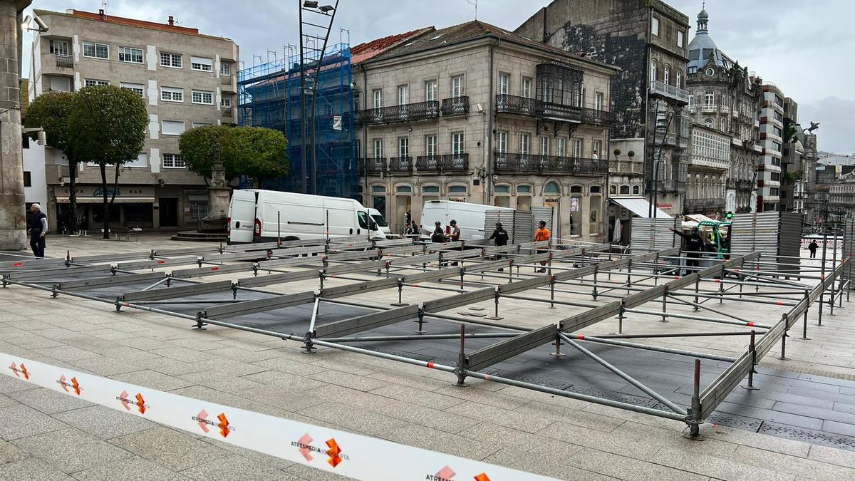 Montaje de la base del árbol gigante de la Navidad de Vigo.