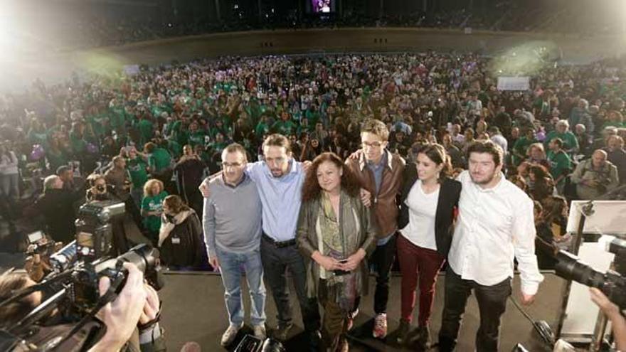 Juan Pedro Yllanes, Pablo Iglesias, Mae de la Concha, Íñigo Errejón, Irene Montero y Alberto Jarabo en el Palma Arena.