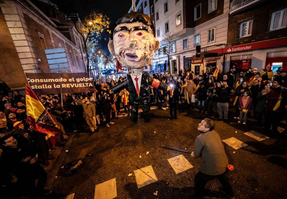 Monigote en la calle de Ferraz.