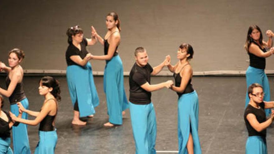 Chicos de la Asociación Síndrome de Down y del Ballet Inma Ramírez, en representación de &#039;Bésame&#039; de Gloria Estefan en Vecindario. i ALBERTO RAMOS