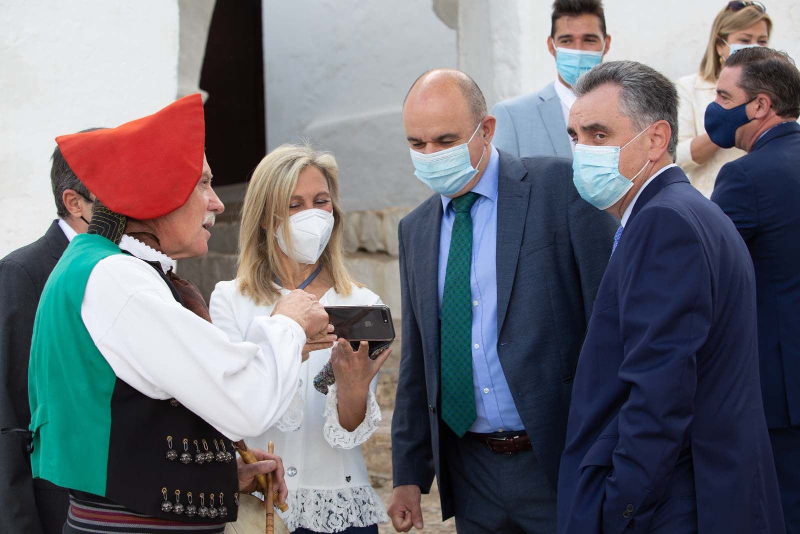 Santa Eulària celebra «un poquito» el ‘Anar a maig’