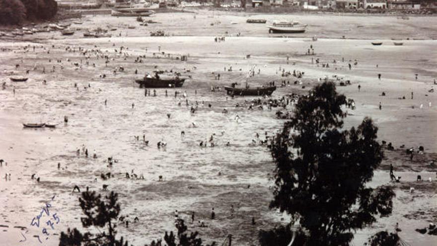 El marisqueo en los años 60 y 70 se realizaba sin controles y acudían cientos de vecinos.  // J. Gayo Rouco