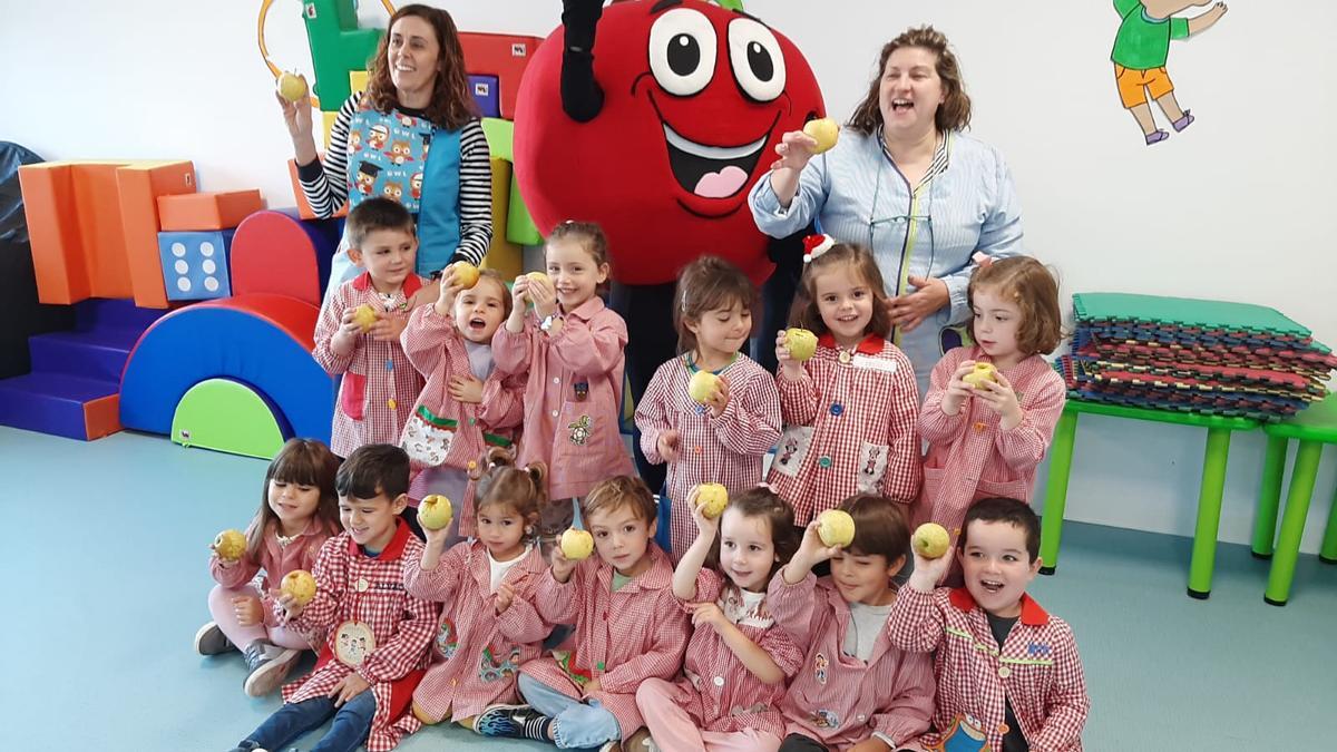 VÍDEO: Manzanina, la mascota del Festival de la Manzana en Villaviciosa, enseña a los niños de los colegios a comer fruta