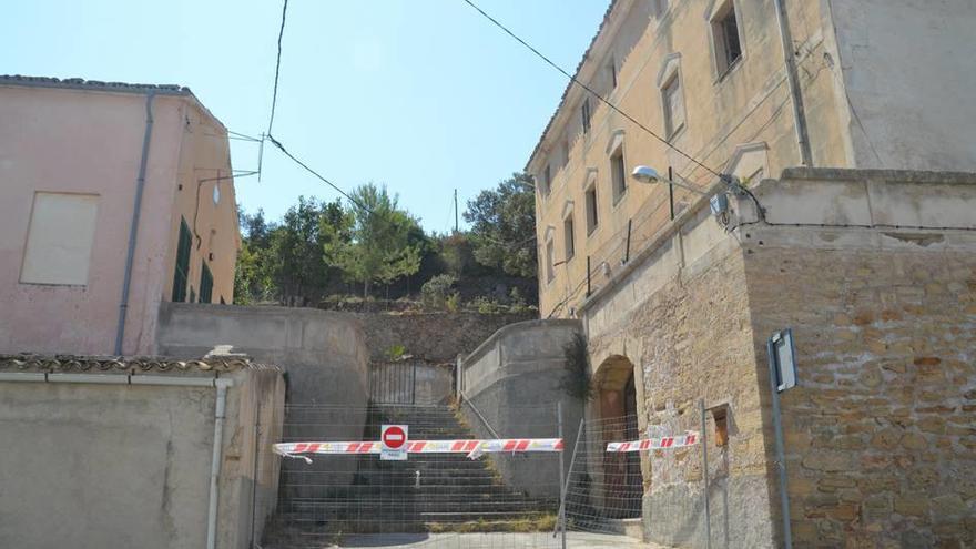 La entrada única para el local parroquial y el viejo convento situado a la derecha.