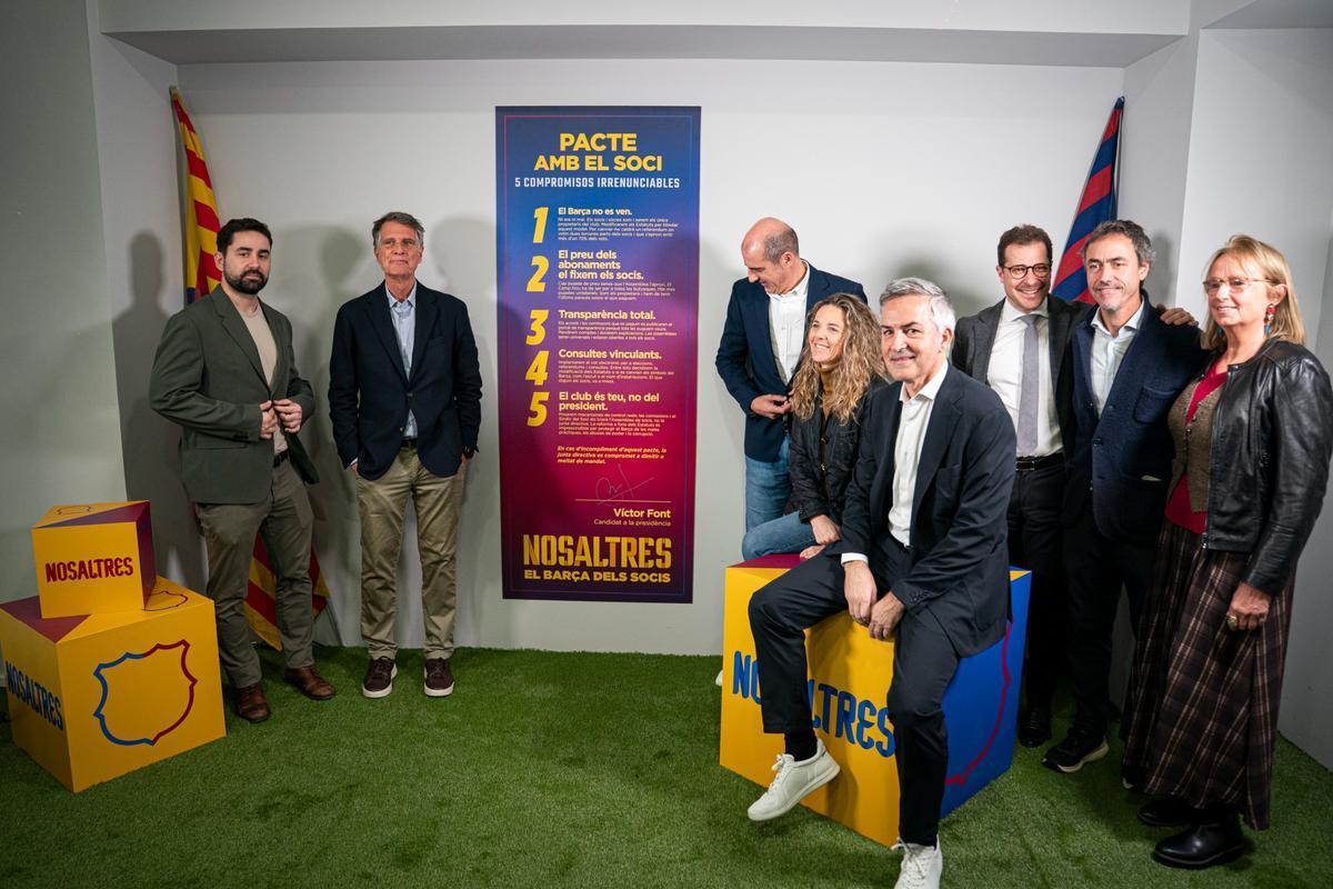 Víctor Font, al frente, con varios componentes de su candidatura